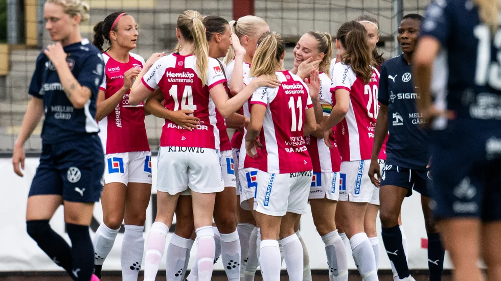Agnes Nyberg och Uppsala jublar under matchen mot Rosengård.