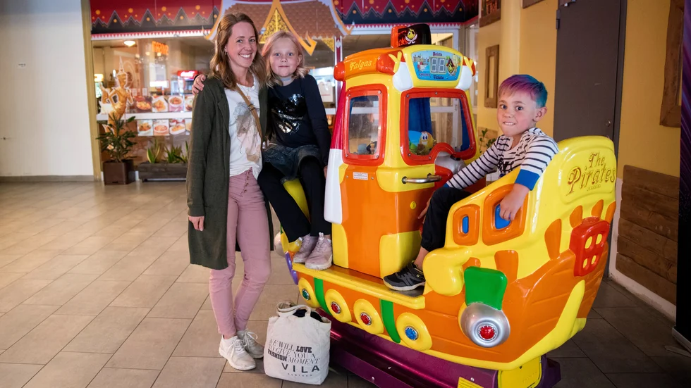"Det känns som att det går segt med att få fram tomter, det borde kunna gå snabbare", säger Karolina Ljungdahl med barnen Elsa och Hugo. 