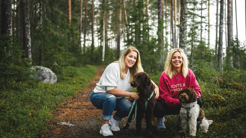 Social tjänstehund har varit relativt okänt, men nu ser både Jessica och Elin att både intresset och samtalet kring det ökar. En till utbildningsstart är planerad i Skellefteå till hösten. ”Det vore fantastiskt om fler tog vara både på möjligheten att utbilda sig och att fler arbetsplatser började använda de utbildade som finns, för vi ser på nära håll hur gott det gör”, säger Jessica. 