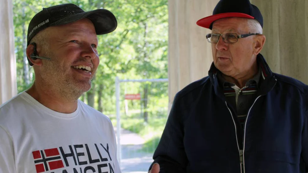 God stämning. Muraren Per Olsson berättar för hembygsföreningens ordförande Gunnar Thollander om hur renoveringen fortskrider.