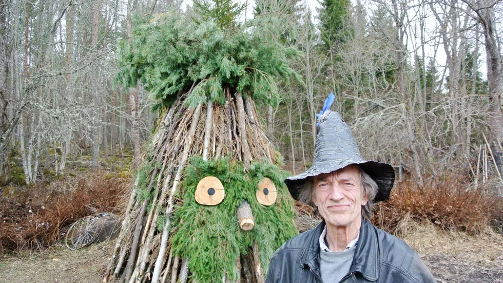 Trollbrasa 2013. Detta år packade Lennart Wallin sitt valborgstroll extra väl i förhoppning om en långvarig och spännande brasa.