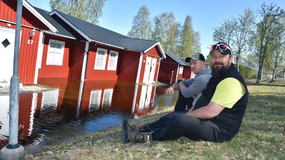 ”Från 2017 till nu har vi investerat ungefär 6 miljoner kronor på renovering av stugorna, sedan är de i vattnet”, säger campingägare Max Hensler här tillsammans med Lukas Wenger, campingmanager.