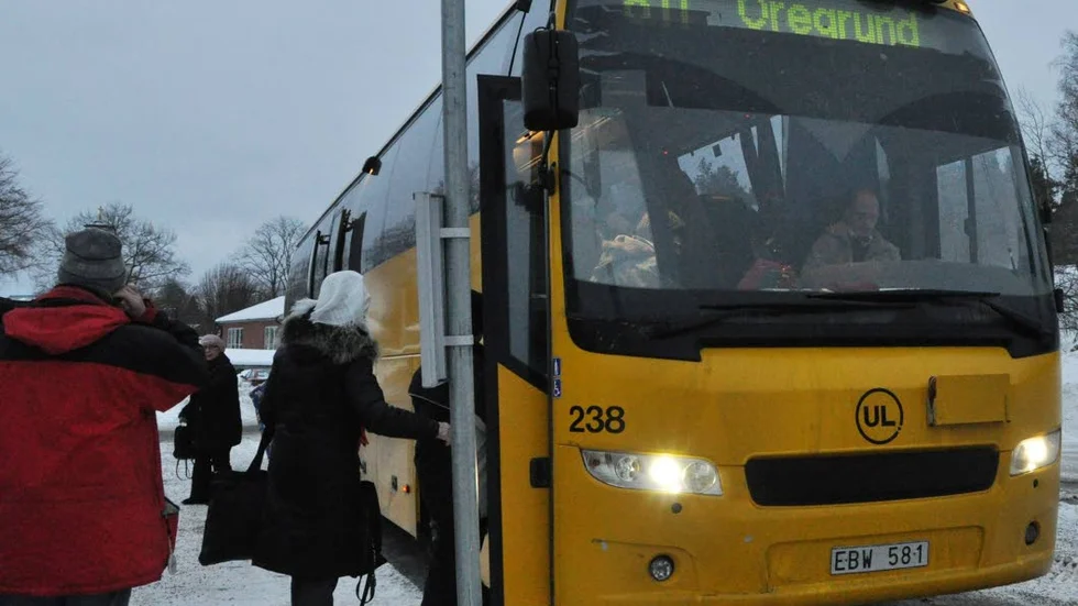 Det är lätt hänt att busschauffören missar resenärer som väntar på mörka hållplatser på landsbygden.