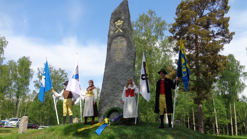
Fanborg vid Brunnbäcksmonumentet 2021, då föreningen Dalkarlsvägen gick från Mora till Brunnbäck. I år går vandringen från den sistnämnda orten till Strängnäs.