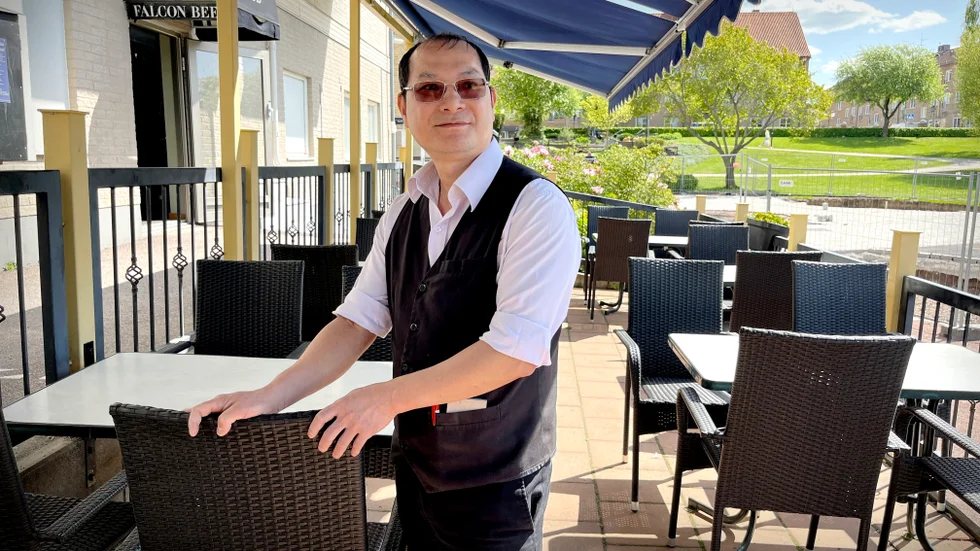 Tchou Huang Phi på restaurang Mandarin har en av Mjölbys finaste bordsutsikter. Men byggarbetena på Norra Strandvägen har minskat tillströmningen av kunder, säger han.