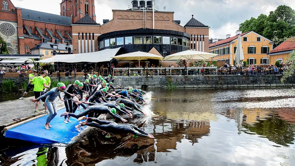 Tävlingssugna. Förutom att simma i Fyrisån ska deltagarna även springa och cykla.