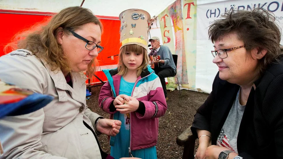 Hattverkstad. Från vänster: Linda Sundell, Felicia Kjetselberg och Maj Grandmo förbereder egna hattar till eftermiddagens hattparad.