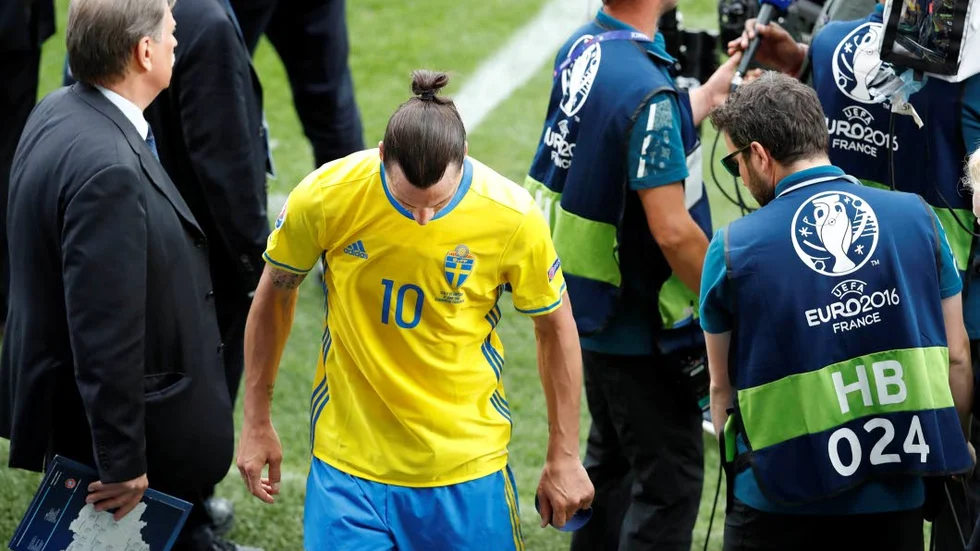 En deppig Zlatan Ibrahimovic lämnar planen efter Sveriges möte med Italien.