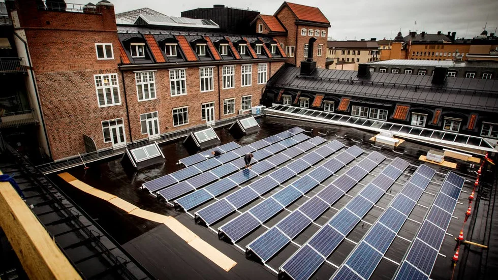 Miljövänlig. Solcellerna på taket till Centralbadet väntas leverera 35 000–40 000 KWh per år.