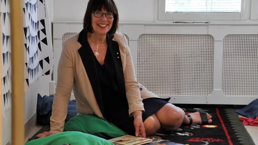Förskolechef, Inger Björklund, i sagorummet på Myrgångens förskola som för andra året fått bidrag för att kunna minska sina barngrupper.