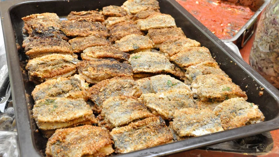 Strömming. En av rätterna på den stora strömmingsbuffén är strömmingsflundror. Vad de ska ätas tillsammans med? Lingonsylt så klart.