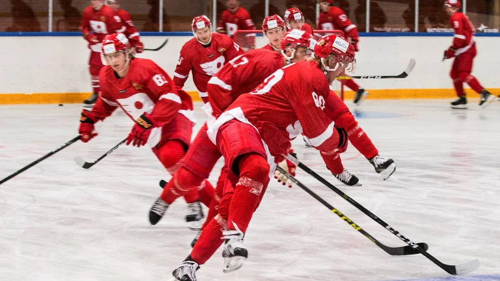 Första segern. APå fjärde försöket tog Almtuna sin första seger när Västerås besegrades med 2–1.