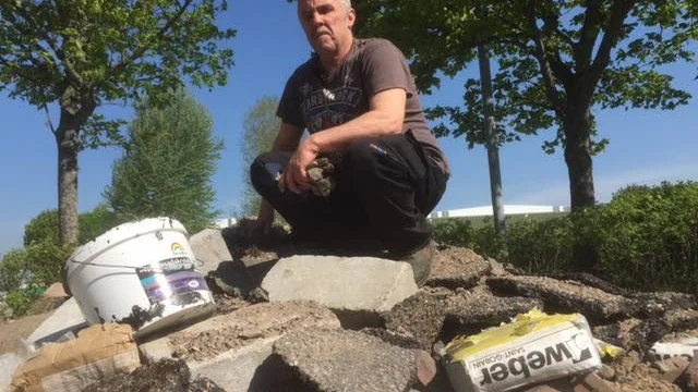 Skräp. Det är ingen vacker syn som möter besökarna till Allianshallen där säsongsarbetarna lämnat efter sig allt från uppbruten asfalt till blöjpåsar. Fastighetsskötaren Roger Persson är van vid synen.