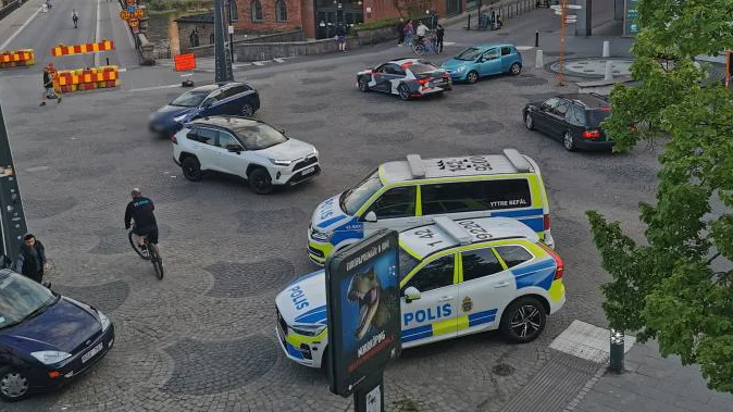 Polisen på plats på Kungsgatan i Norrköping under söndagskvällen.