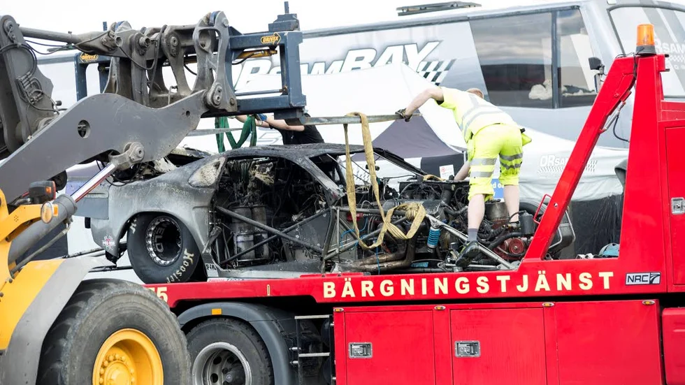 Dragbil. Större delen av bilen brann upp.