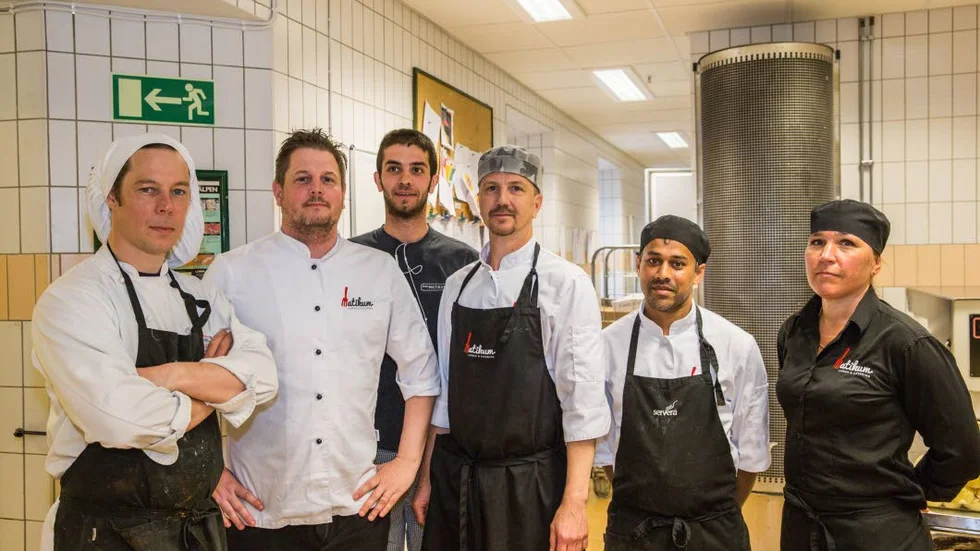 Tobias Hammarberg, Johan Andersson, Amal Ahmed Zedan, Ulrik Ryberg, Olof Deepak Jansson och Anette Olsson arbetar i köket på Rullan.