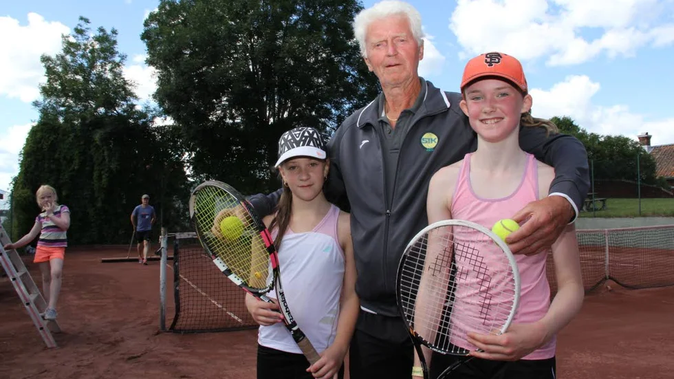 Tennisglädje. Klara Larsson, 12 år och Edith Hillman, 11 år gratuleras efter sin match av  Arne Östher som med sina 78 år är tävlingens äldsta spelare.