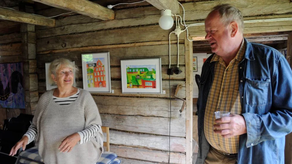 Konstnärerna Ulla Westling och Lars Wadman i det galleri som Wadman inrett i det gamla sädesmagasinet på hans föräldragård i Väla by.