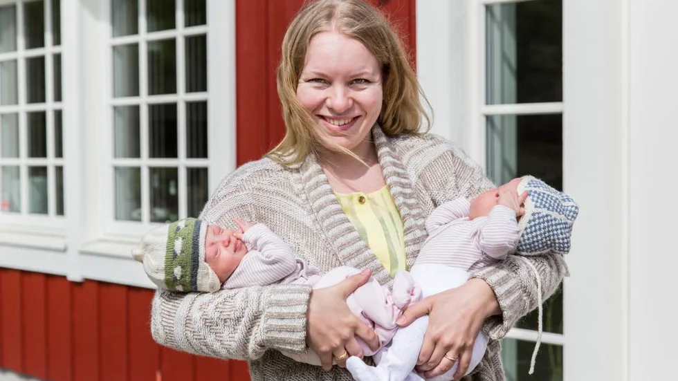 Fyller 30 år. Elin Jansson har famnen full med tvillingar. Till vänster i bild håller hon Freja och till höger Embla.