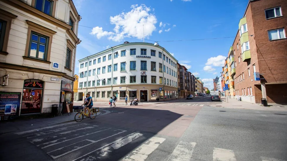 Spårvagnsspår. Det rundade vita huset, ritat av Gunnar Leche, anpassades efter spårens dragning mot Stora torget.