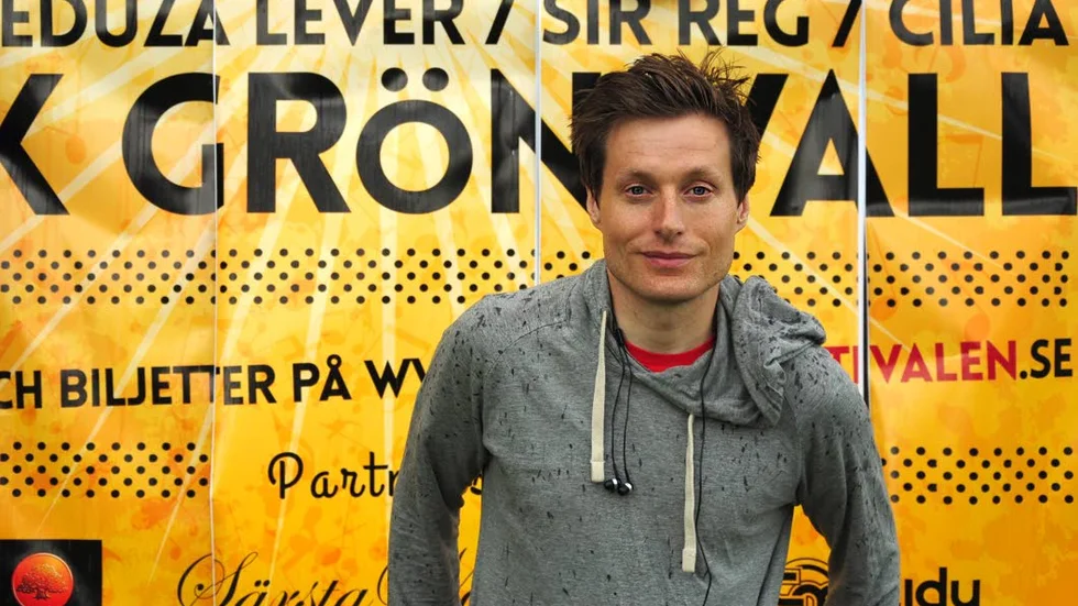 Snart dags. Simon Vikström håller på och färdigställer Ängby park i Knivsta inför musikfestivalen.