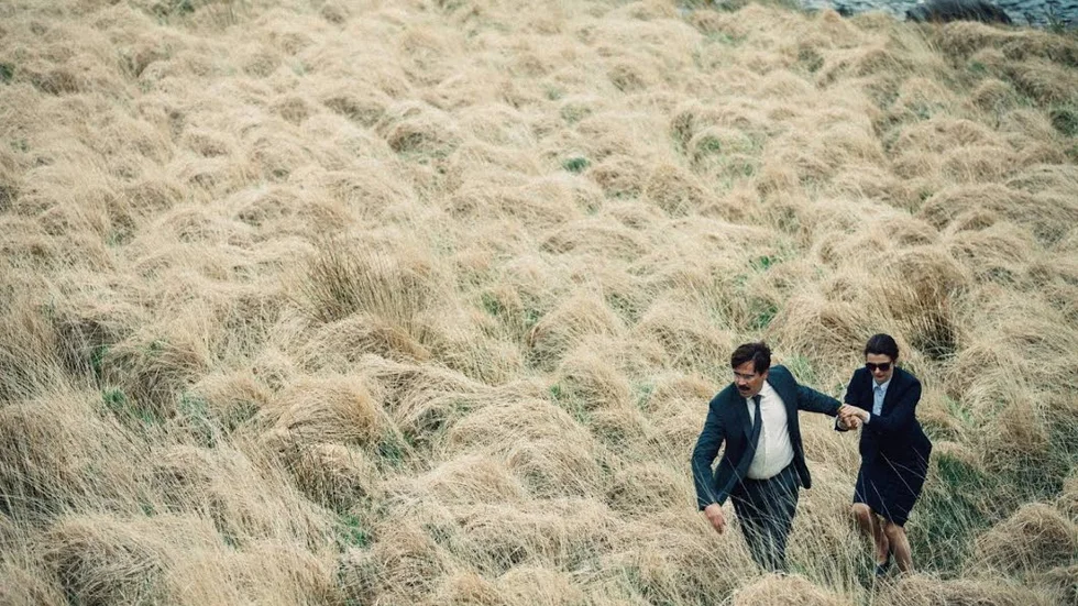 David (Colin Farrell) blir förälskad i en kvinna (Rachel Weisz) som han möter när han flytt från relationscentret i "The lobster".