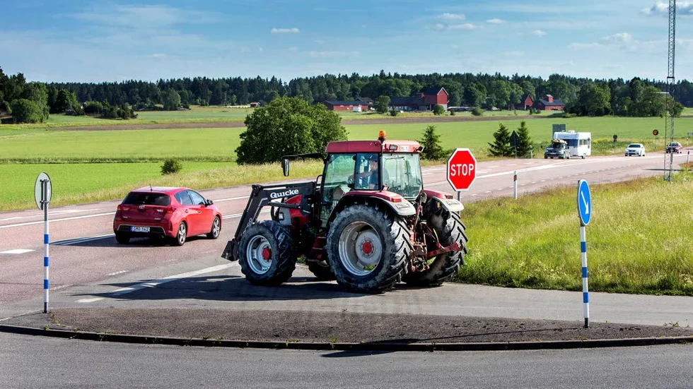 David Unnerstedt har ibland svårt att köra ut på 55:an med traktorn.