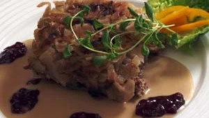 Husmanskost. Kålpudding med gräddsås och lingon är billig vardagsmat som kan förberedas och frysas.Foto: Dan Strandqvist