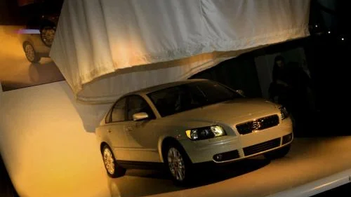 Det här ska bli Volvos volymbil redan nästa år. Nya Volvo S40. Föregångaren byggdes i Holland tillsammans med Mitsubishi, den nya byggs i Belgien i samarbete med Ford.Bild: LENNART PETTERSSON