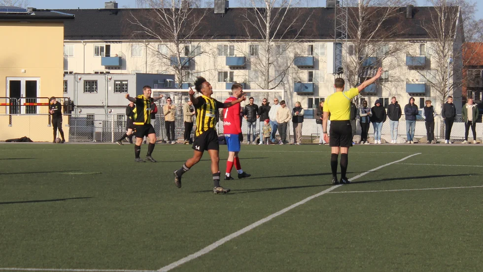 Abdirahman Aydarus jublar sedan han gjort sitt första av två mål när VFF besegrade Boren.