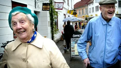 Viola Jansson och Hans Larsson trotsade glatt regnvädret. Några större inköp blev det dock inte längs marknadsgatan, bara en påse brända mandlar.