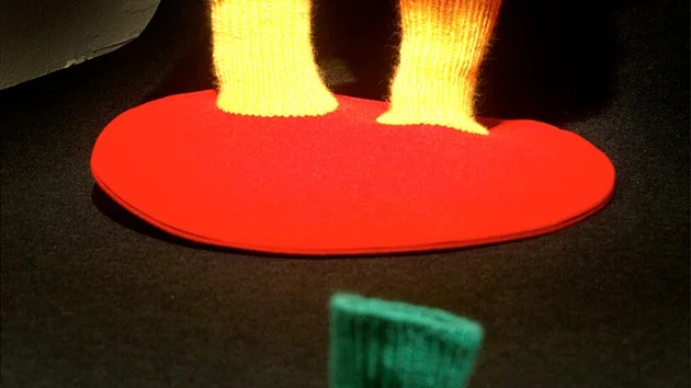 Är du frusen om fötterna och vill stå kvar på ett och samma ställe? Då är det läge att välja golvfasta sockor och matta i ett stycke.Bild: TORD OLSSON