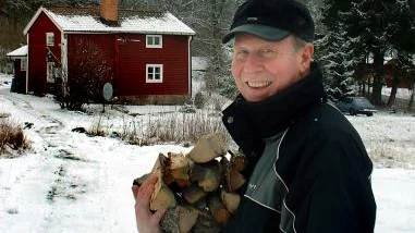 -- Så skönt det är att bo här, säger Johnny Kjellstenius, inflyttad från Stockholm. Katten Nissan hänger alltid med, vart Johnny än går.