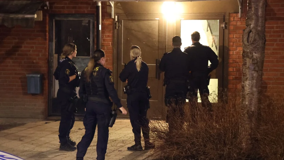 Polisen knackar dörr i samband med misstänkt knivskärning i Uppsala.