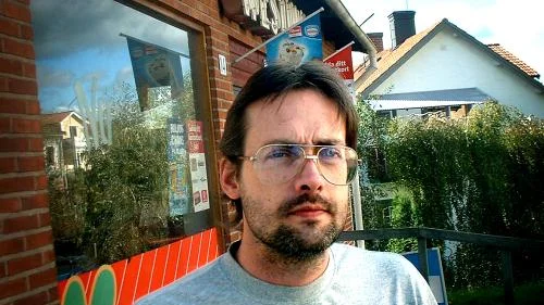 Dennis Thunér delar sin arbetstid mellan butiken i Hycklinge (bilden) och butiken i Brokind. Nu planerar vi att börja göra gemensamma varuinköp. Bild: SVANTE STRÖMBERG