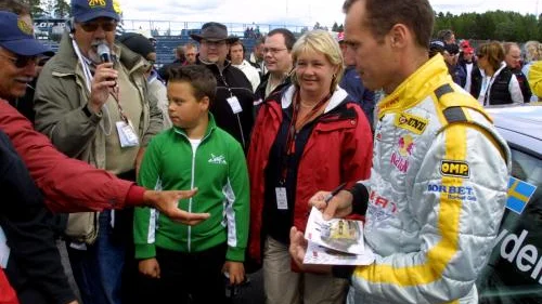 Rickard Rydell kom sågs och segrade till slut -- gissa om hans autograf var den mest eftertraktade på Mantorp Park.