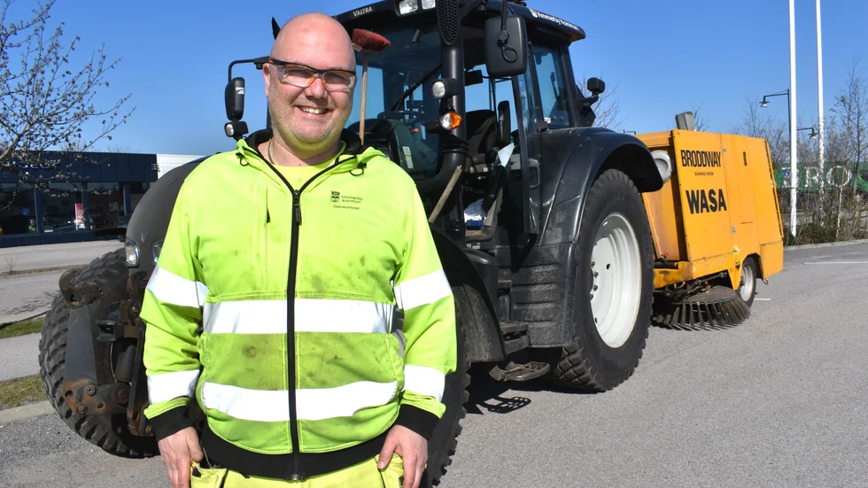 Andreas Roth tycker att sopningen av gatorna är en av årets roligaste arbetsuppgifter. "Jag sopar hellre än skottar snö", säger han med ett skratt.