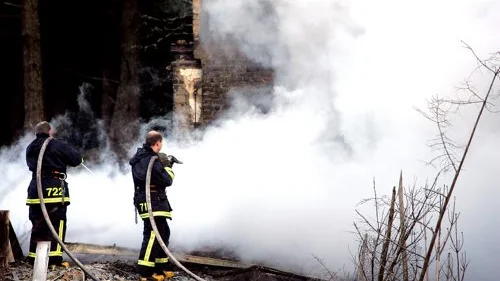 Brandmännen Krister Arnell och JimmyEdström eftersläcker branden där ettbostadshus brann ner till grunden. Bild:MIA KARLSVÄRD
