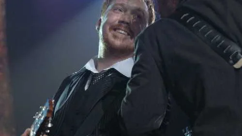 Lars Winnerbäck dansar och ler på ett sätt som jag aldrig sett honom göra. Det skriver Correns recensent som kommer att minnas lördagskvällens konsert i Cloetta Center länge, länge. Bild: ANTON H LE CLERCQ