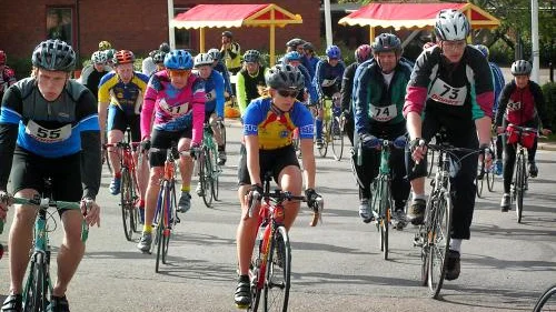Omkring hundra cykelmotionärer kom till start i söndagens Ödeshögsrundan. Arrangörerna saknade dock ett stort antal skolungdomar.