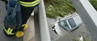 Personbil körde ner i å