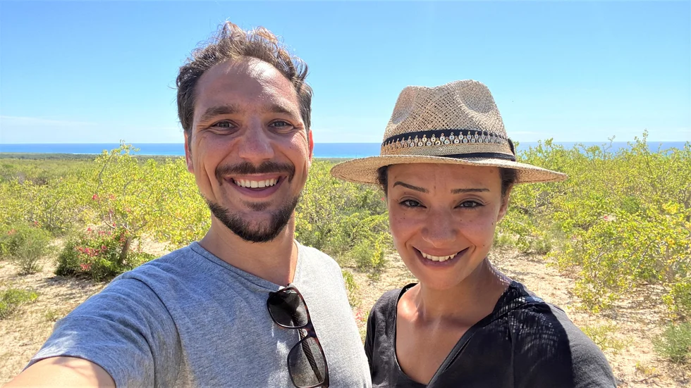 Saša och Jacqueline Holst har bestämt sig att följa sin filmdröm. Efter 14 år lämnar de Gotland och flyttar till Mexiko, därifrån är det två timmars flygresa till Los Angeles och Hollywood men lättare att få arbetstillstånd och liknande än i USA.