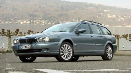 Jaguar X-Type Estate är i grunden baserad på Ford Mondeo och känns därmed lite gammal redan som ny. Bild: ROLF GILDENLÖW