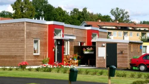I Borensberg finns elva radhus som byggts med de nya massiva träelementen från Österrike. När efterfrågan blir större vill Ekologi Byggarna starta en elementfabrik i Sverige.