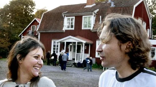 Det blåste kalla vindar över mossen i lördags eftermiddag, men Peter och Kathrin Eriksson gladde sig under återinvigningen av Lyckebygården.