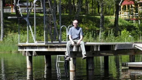 Roland Svensson är hoppfull när det gäller sommaren vid Horn-åbergs camping. I bakgrunden syns Idrottsparken som Horn/ Hycklinge IF försöker blåsa nytt liv i. Bild: TORBJÖRN LINDQVIST