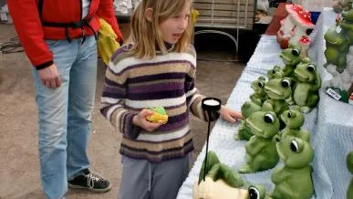 Elin Lindén kollade porslinsfigurer och drog runt med pappa Christer på Godegårds marknad i lördags. En marknad som slog rekord. Bild: ULRIK SVEDIN