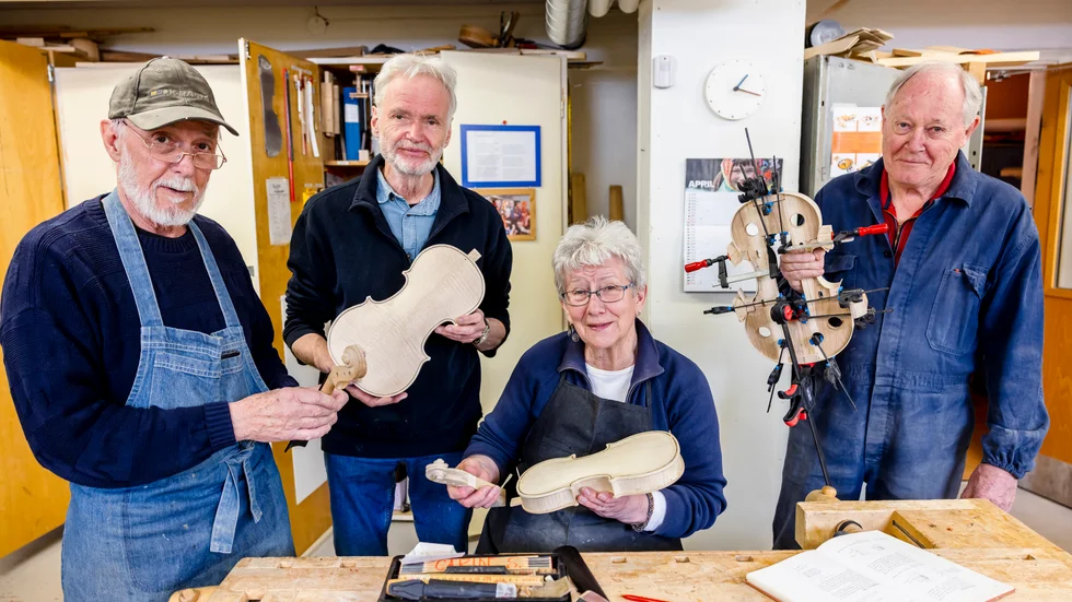Under ledning av Ingvar Öhman, till vänster i bild, träffas Jan Olofsson, Karin Sjölin och Åke Olsson två gånger i veckan för att bygga egna fioler i en snickarverkstad på Bergnäset i Luleå.