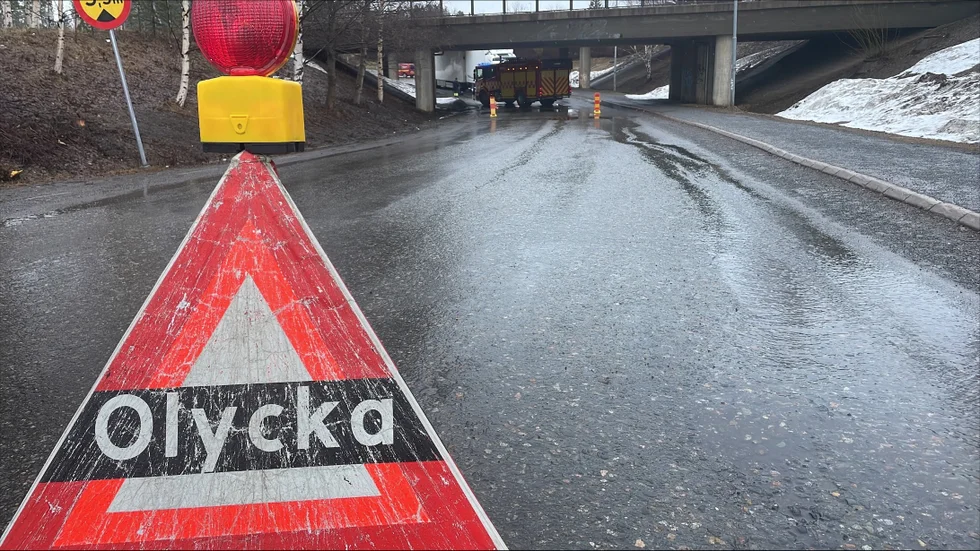 A truck has got stuck under a bridge in Skelleftehamn.