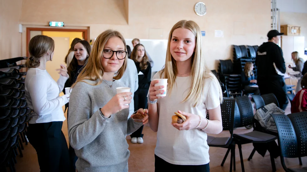 Svea Lisspers går i åttonde klass och kompisen Amanda Larsson i årskurs 7.